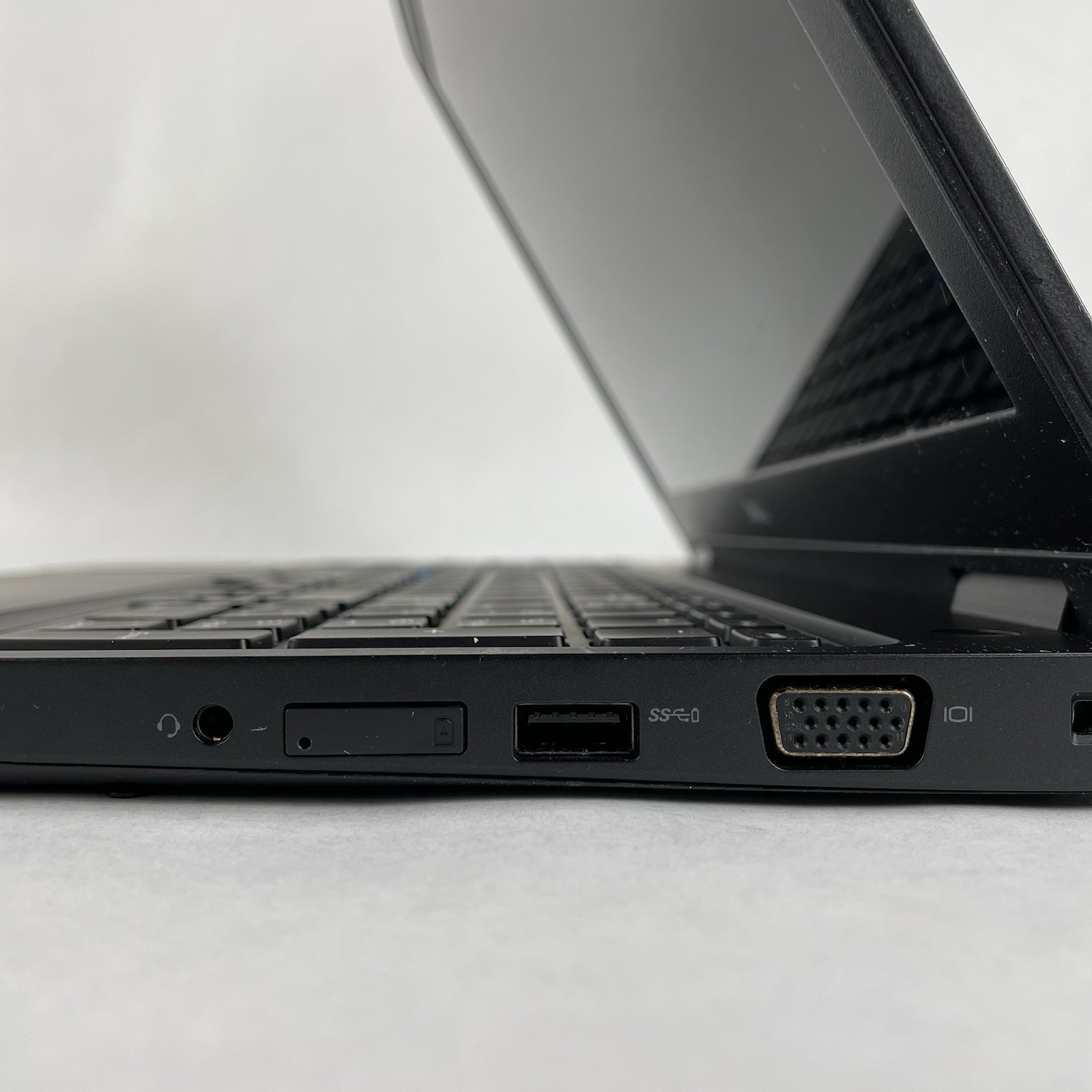 Dell Latitude 5580 15.6″ i5-6300U 2.40 GHz 8 GB RAM No SSD No OS No AC