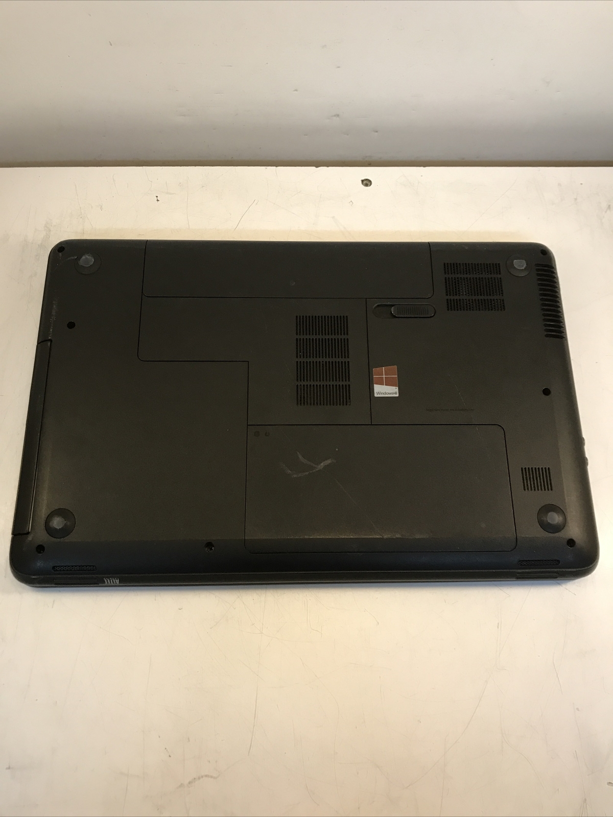 HP 2000 Notebook AMD E-300 APU Radeon HD 1.30GHz 4GB Ram No HDD Boot to BIOS