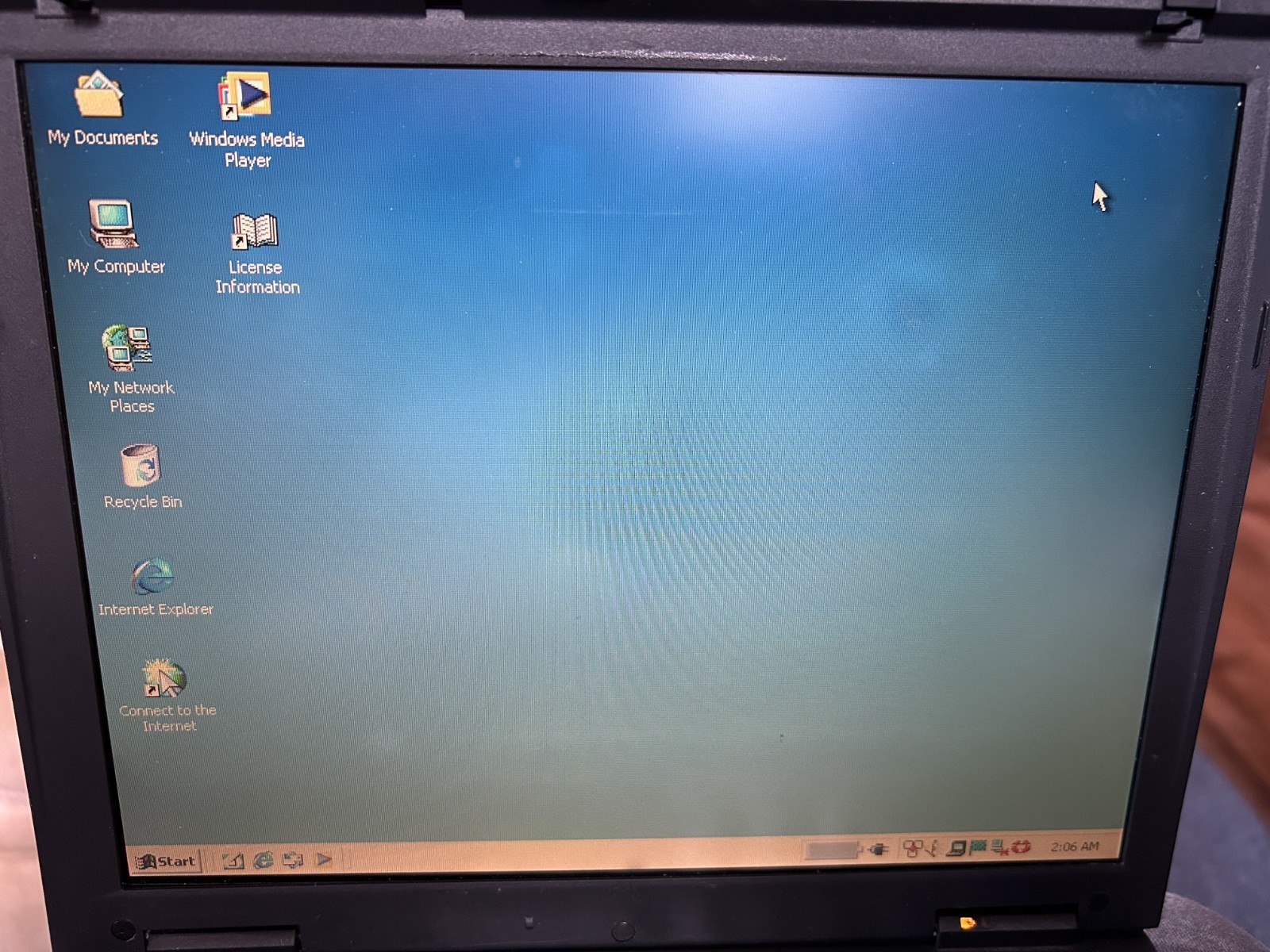 IBM Thinkpad X21 Type 2662 with Windows 2000 & DVD. Works but battery is dead.