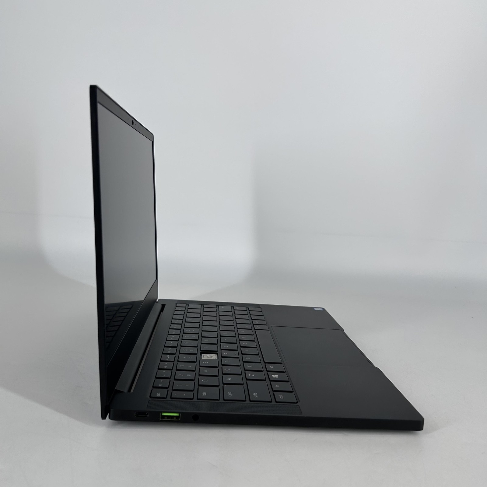 Razer Blade Stealth 13 FHD i7-8565U 1.80GHz 8GB 256GB SSD Good Chipped Screen