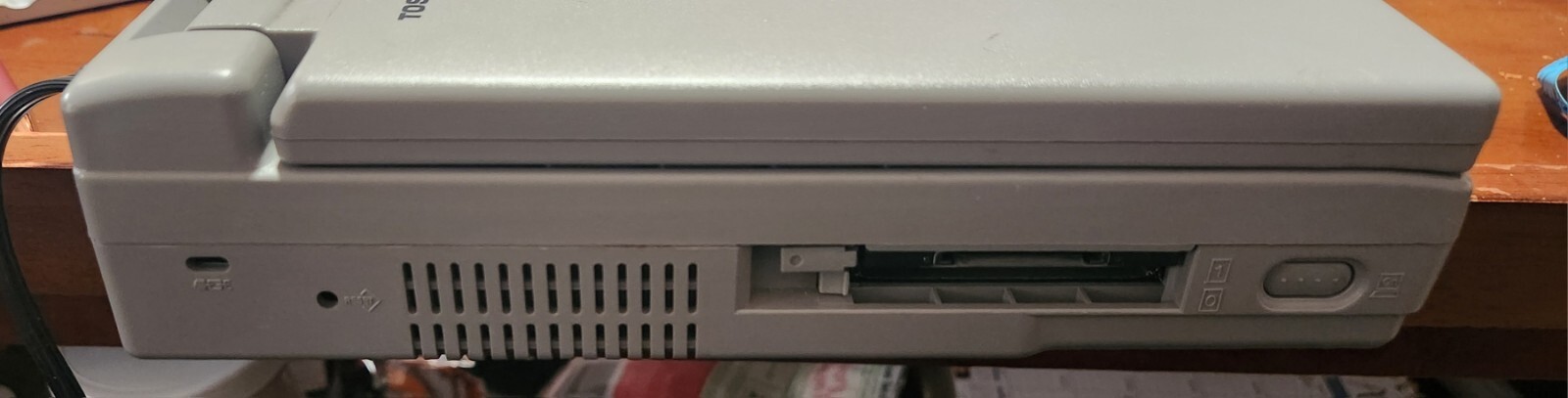 1995 Toshiba satellite loptop 100CS TURNS ON !!!