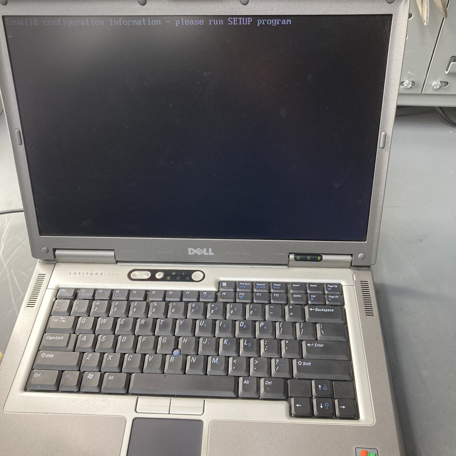 Dell Latitude D810 Laptop Pentium M 1.86GHz 2GB RAM No HDD NO OS