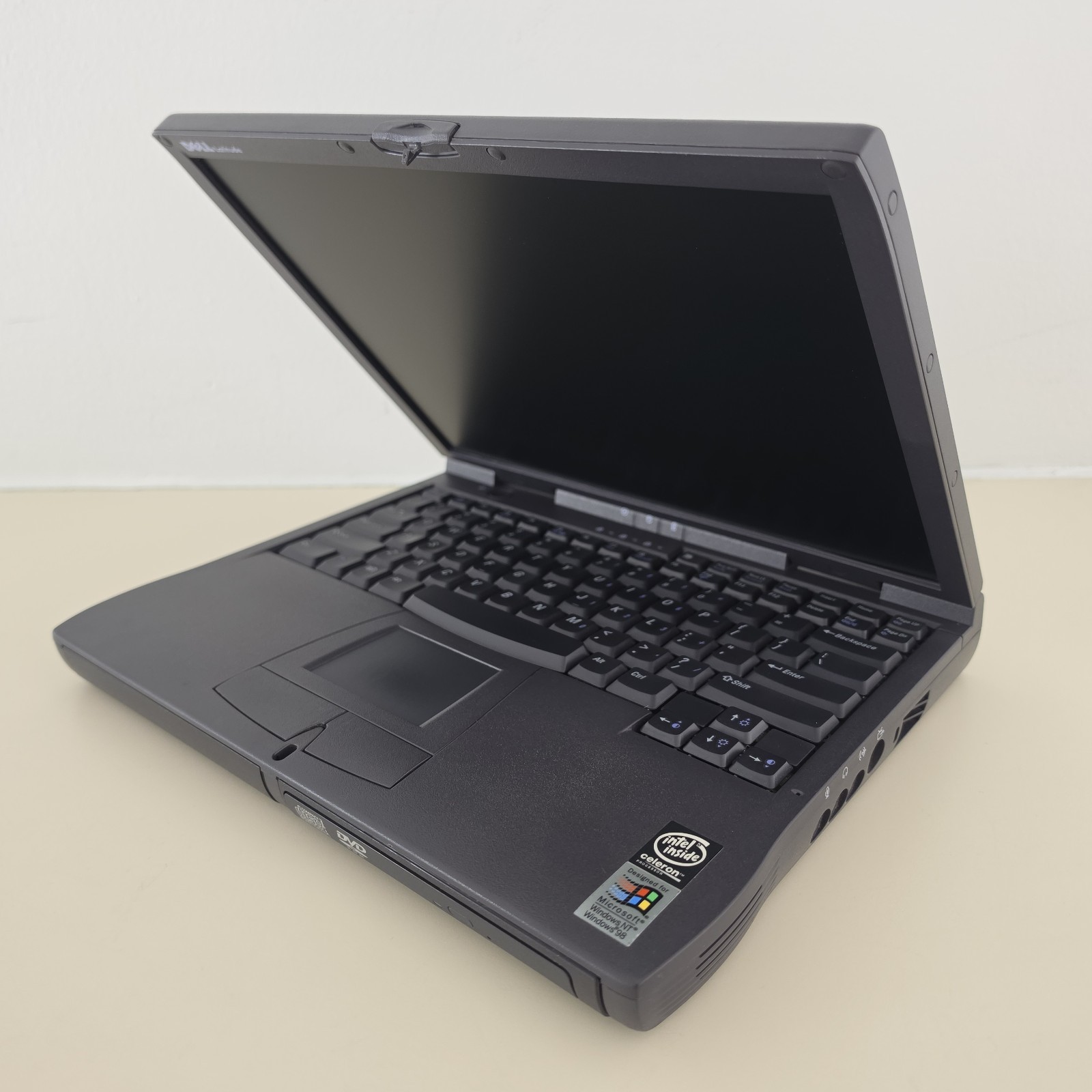RETRO 14.1″ VINTAGE DELL Latitude CPt C4000GT Laptop – 64MB RAM – 4.86GB HDD