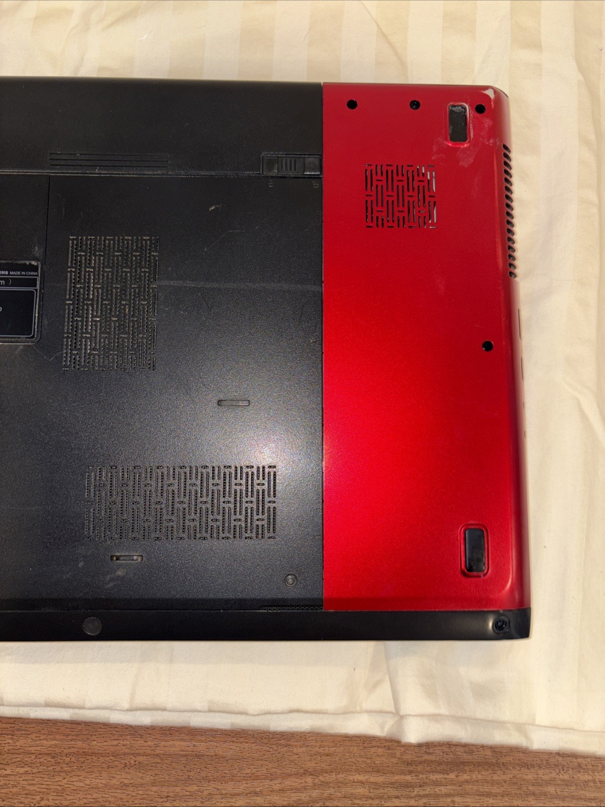 Dell Vostro 3750 – 17.3″ Intel i5-2410M 2.30GHz 8GB RAM – no hdd – boots to bios