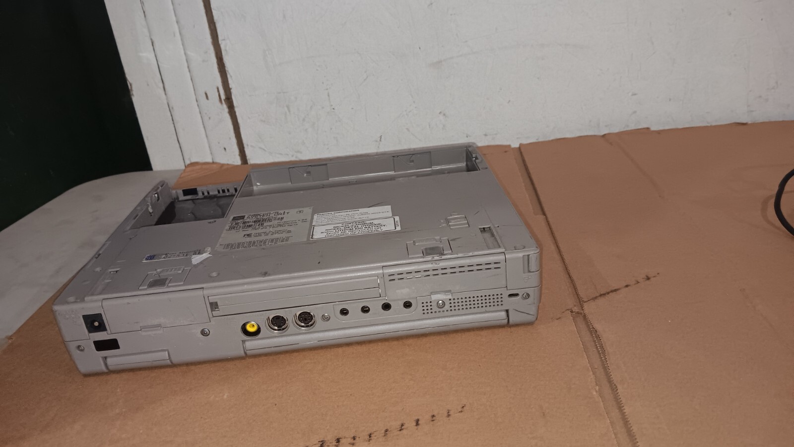 Vintage Retro Toshiba Tecra 780CDM Laptop Intel P2 @ 266 MHz 13.3″ LCD Screen CD