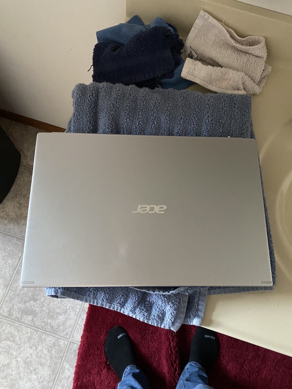 Acer Aspire 5 15.6″ (128 GB SSD, AMD Ryzen 3200U, 2.6GHz, 4GB) Laptop