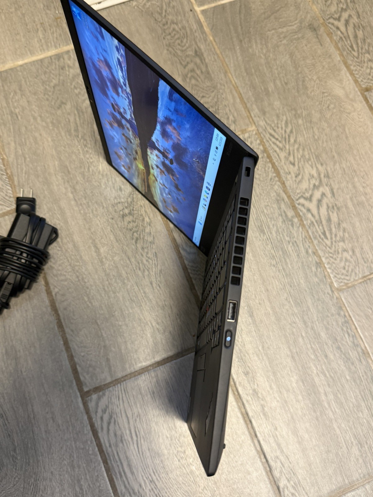 Lenovo ThinkPad X1 Carbon Gen 8 i7-10510U 8GB RAM 256GB NVMe 14″ Win 11 Pro