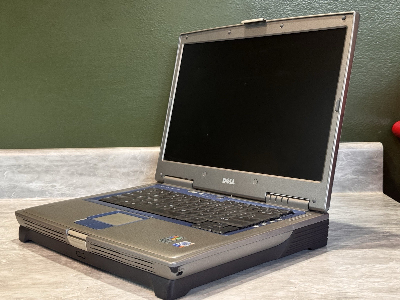 Dell Inspiron 9100 Pentium 4HT 2.8GHz 512MB RAM 40GB 15.4″ ATi Radeon 9700 XP