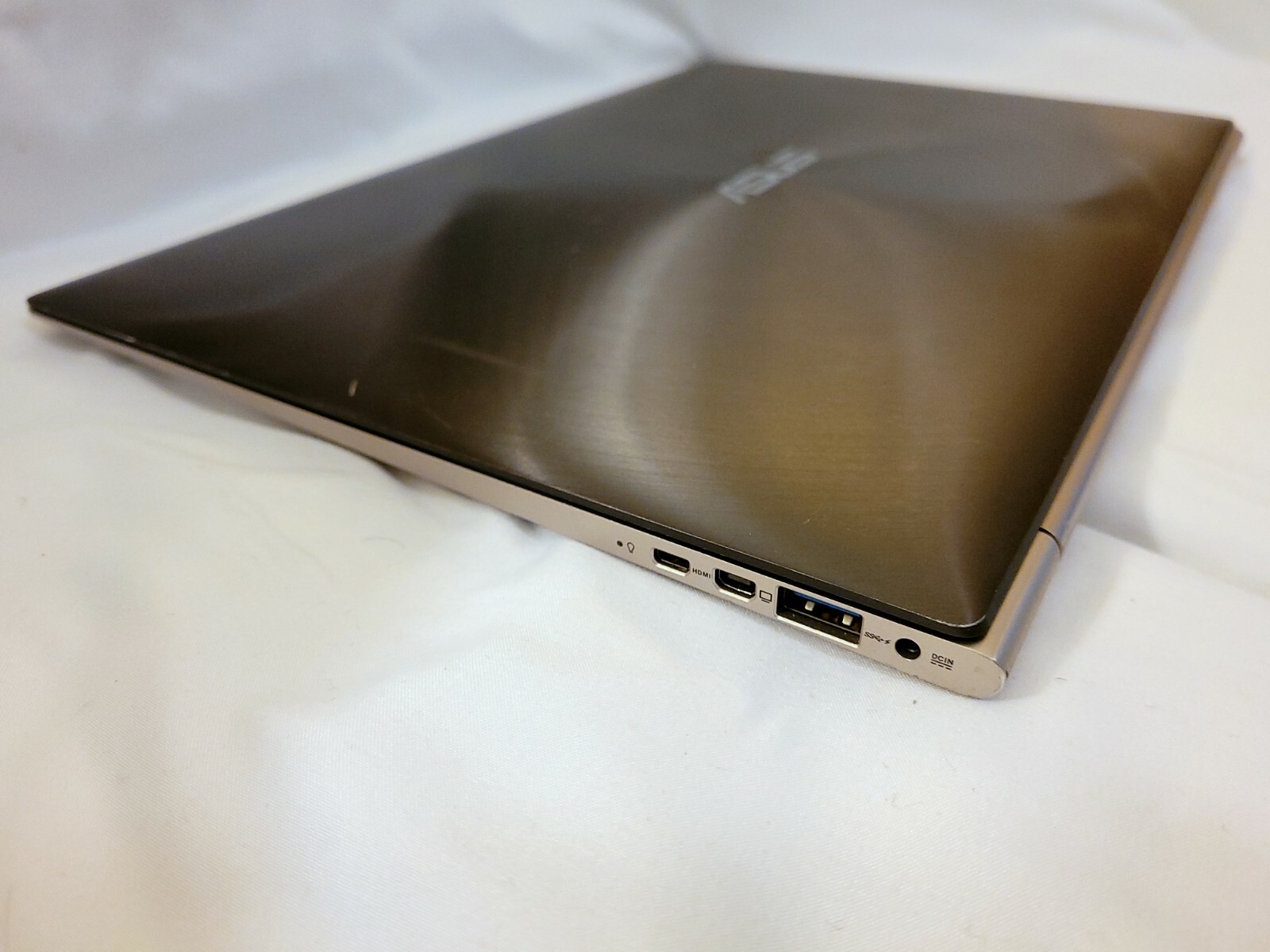 ASUS ZENBOOK UX31E CORE I5-2557M @ 1.4 GHz / 4 GB RAM / 128GB SSD / 13.3″ LED 16