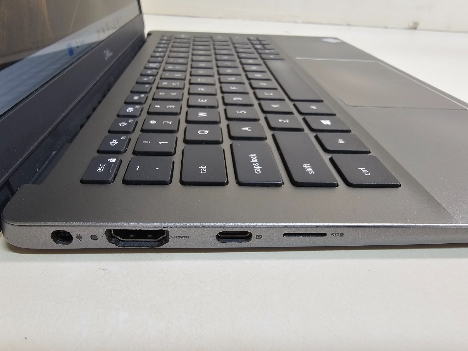 Dell Latitude 3301 Laptop – 1.8 GHz i7-8565U 8GB 256GB SSD Wi-Fi Cam 13.3″ – SP3
