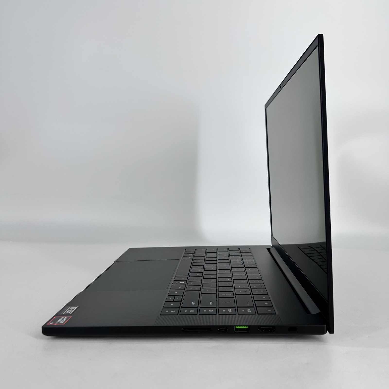 Razer Blade 16 240Hz QHD+ 2025 2.0 GHz Ryzen AI 9 365 16GB 1TB SSD RTX 5060