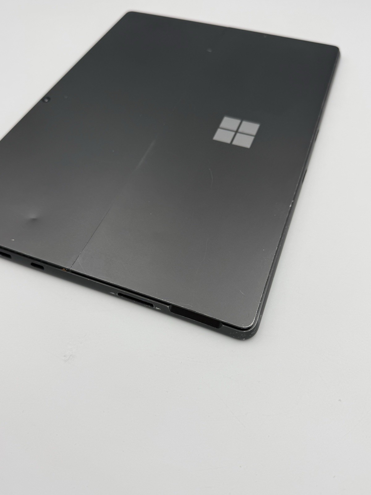 Microsoft Surface Pro 8 13” – i5 11th Gen | 8GB RAM | 256GB SSD (READ) – 31C