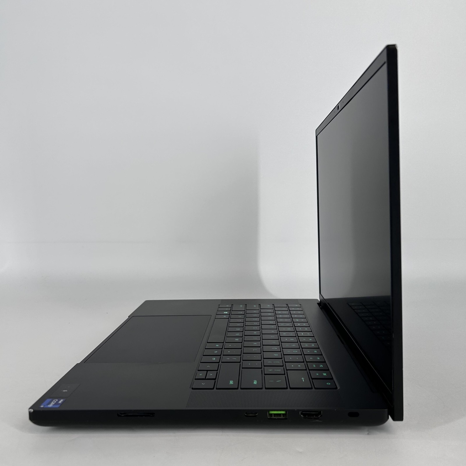 Razer Blade 16 Black 120Hz UHD+ 2.2GHz i9-13950HX 32GB 1TB SSD RTX 4070 Pink Hue