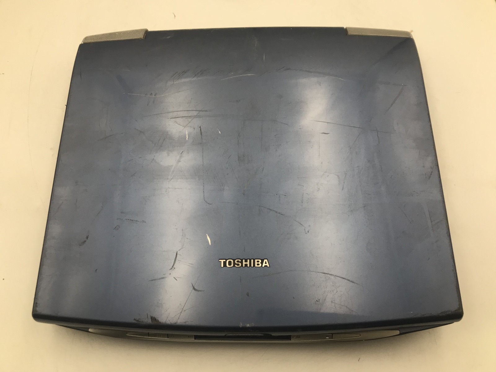 TOSHIBA 5105 S701 – FOR PARTS/DRILLED MOBO – INTEL PENTIUM 4 M – NO RAM -READ-BB