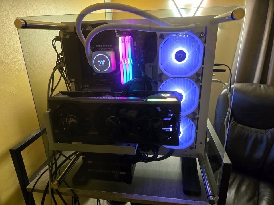 Thermaltake Intel Core I9-13900K-Nvidia Geforce RTX 4090/Alienware 31.6” OLED 4K