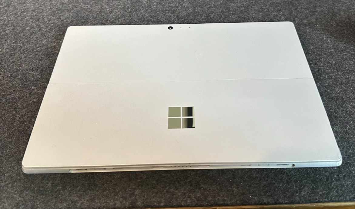 Microsoft Surface Pro 5, Intel core m3-7y30, 8GB RAM, 120GB SSD, Win11 & Charger