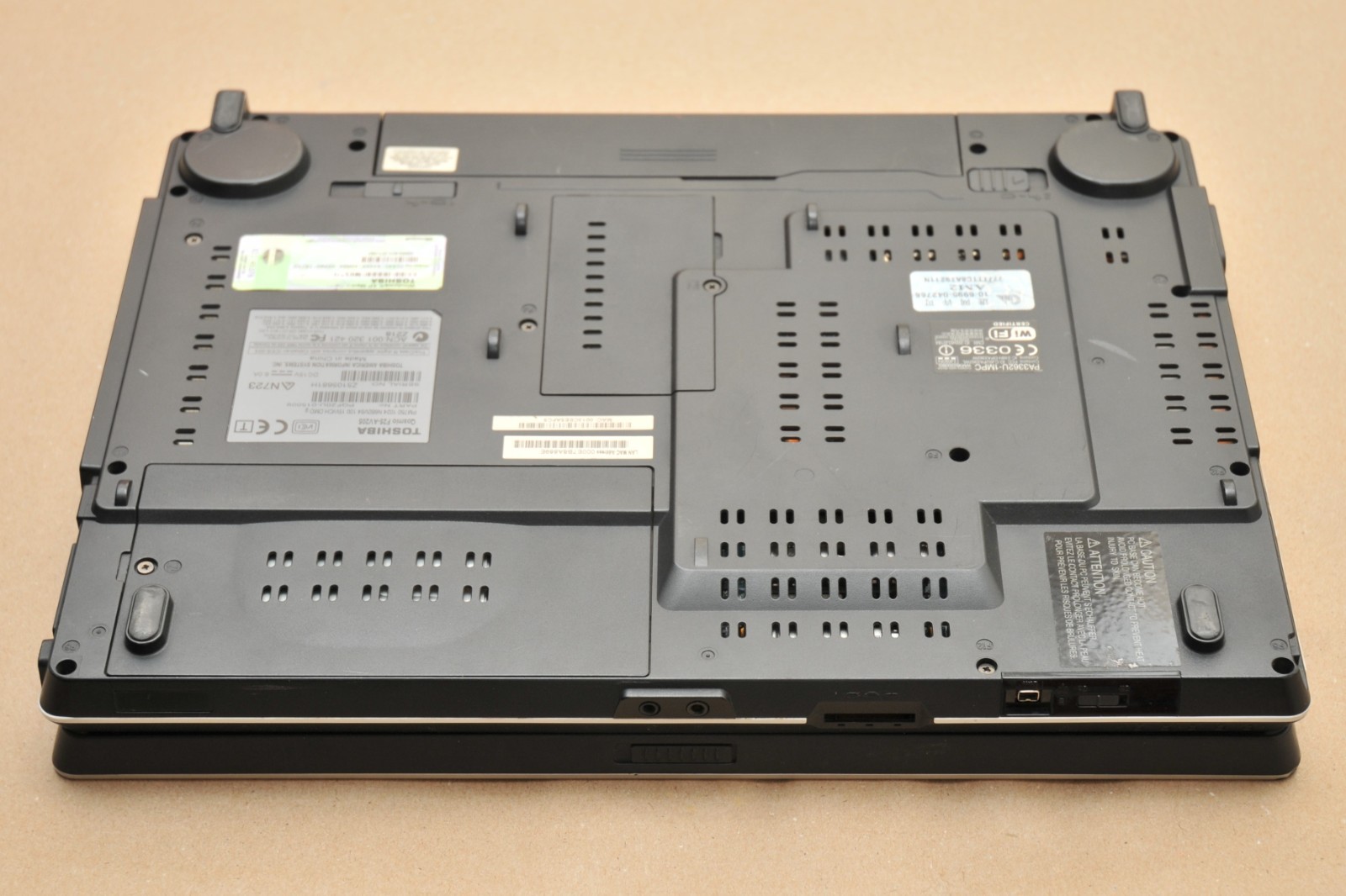 Toshiba Qosmio F25-AV205 Pentium M GeForce 6600 Go 64GB SSD 1GB RAM NO OS