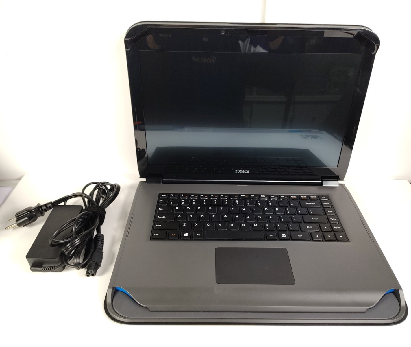 zSpace W1847 15.6″ AMD A9-9420 3GHz 256GB SSD 8GB DDR4 Windows 11 Pro w/ Adapter