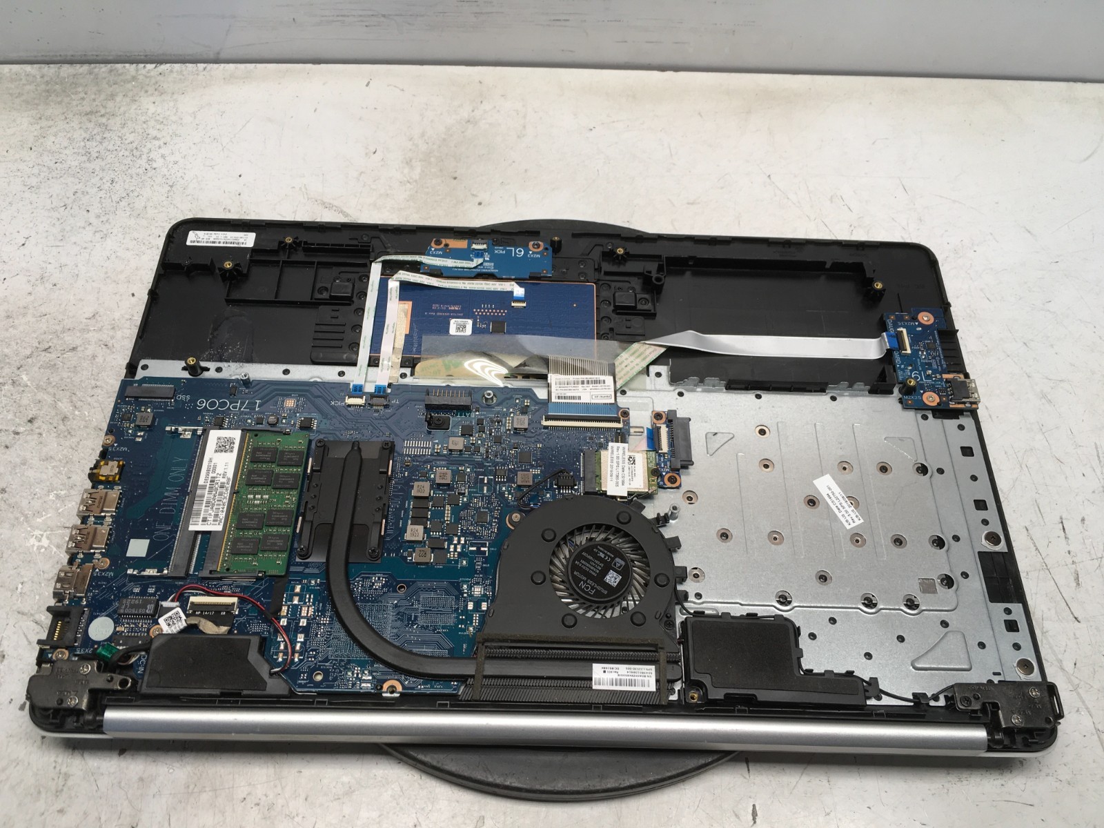 HP 17-CA1 AMD Ryzen 3 3200U 2600MHz 8 GB NO HDD