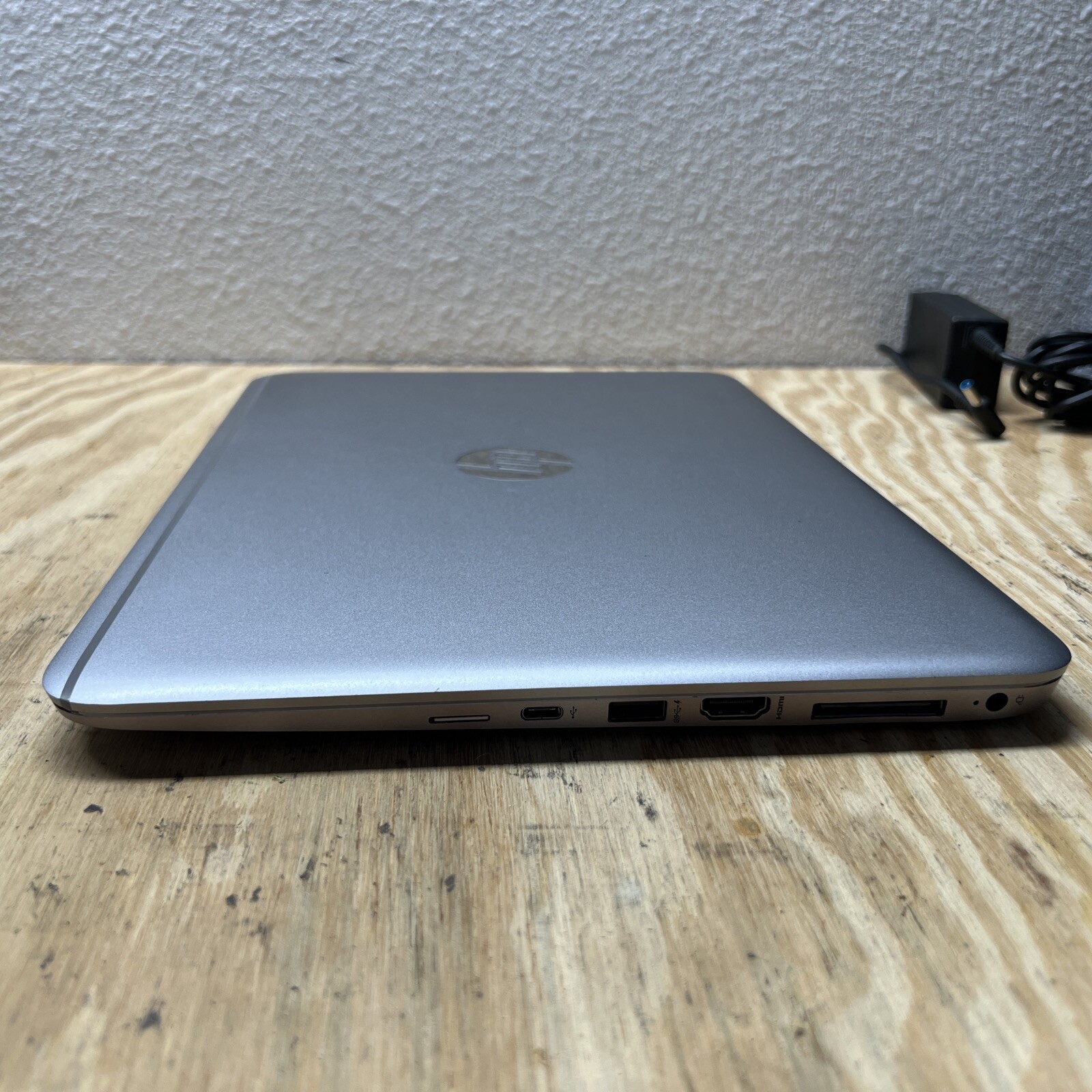 HP ELITEBOOK FOLIO 1040 G3 14″ FHD i5-6300U 2.4GHz 8GB RAM 512GB SSD WIN 11 PRO