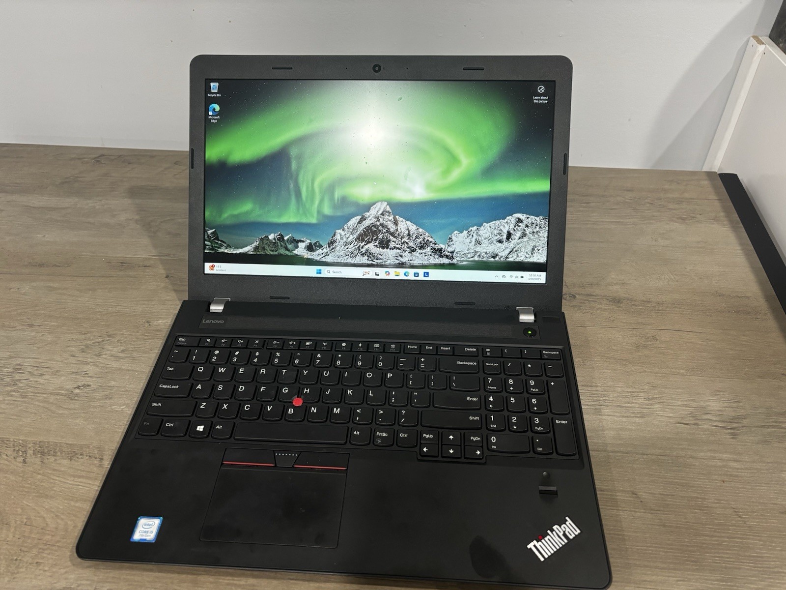 Lenovo ThinkPad E570 15.6″ (500 GB SSD, Intel Core i5-7200U, 16 GB RAM) Laptop