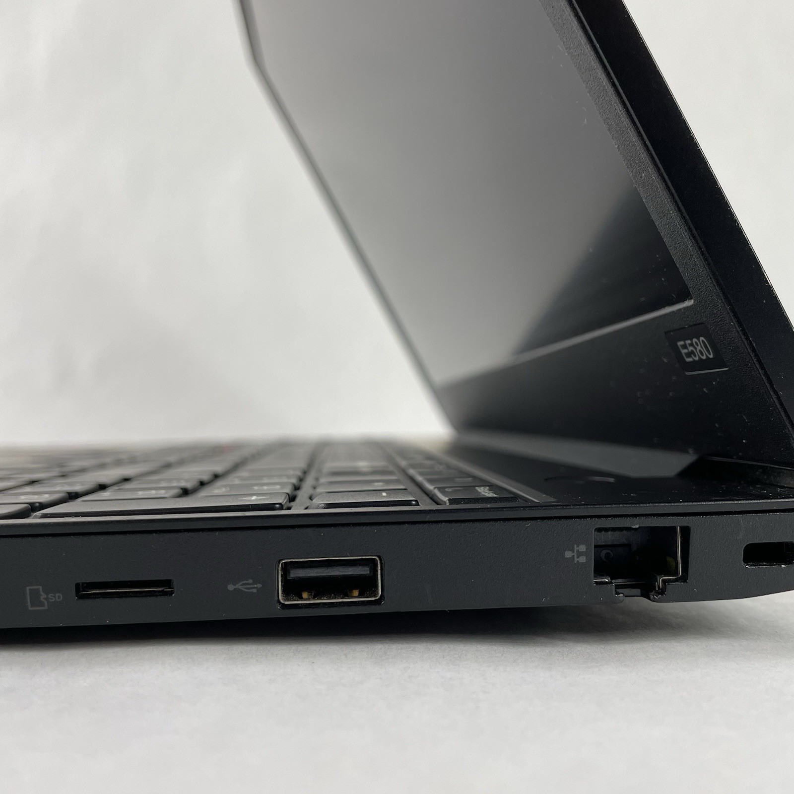 Lenovo ThinkPad E580 15.6″ i5-7200U 2.50 GHz 8 GB RAM No SSD No OS No AC