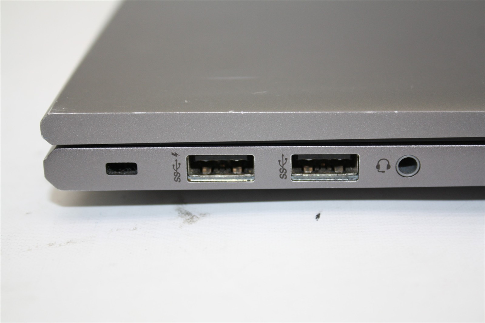 14″HP ZBook Firefly G8 i5-1145G7 2.60GHz RAM 16GB NVMe 256GB/Cosmetic issue