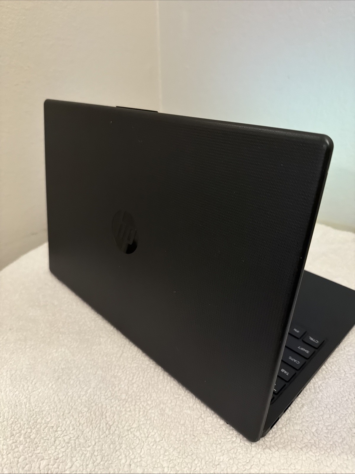 HP Laptop 15-fc0047nr AMD 2.4GHz – 256 SSD -8GB Ram Window 11 Mint Condition