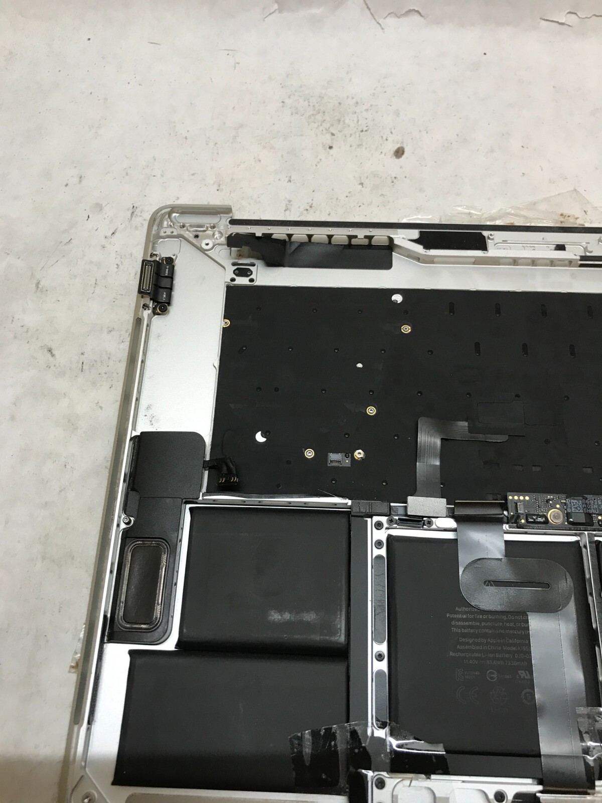 Apple MacBook Pro Touch/2018 A1990 Palmrest NO MOTHERBOARD For Parts/Repair- -DW