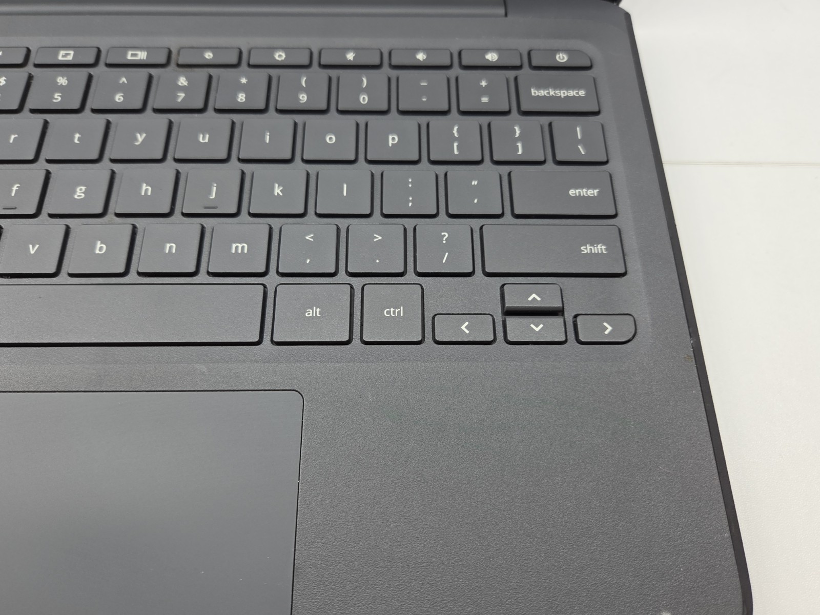 Hp TPN Q220 Chromebook – Locked – Works – No Charger Included