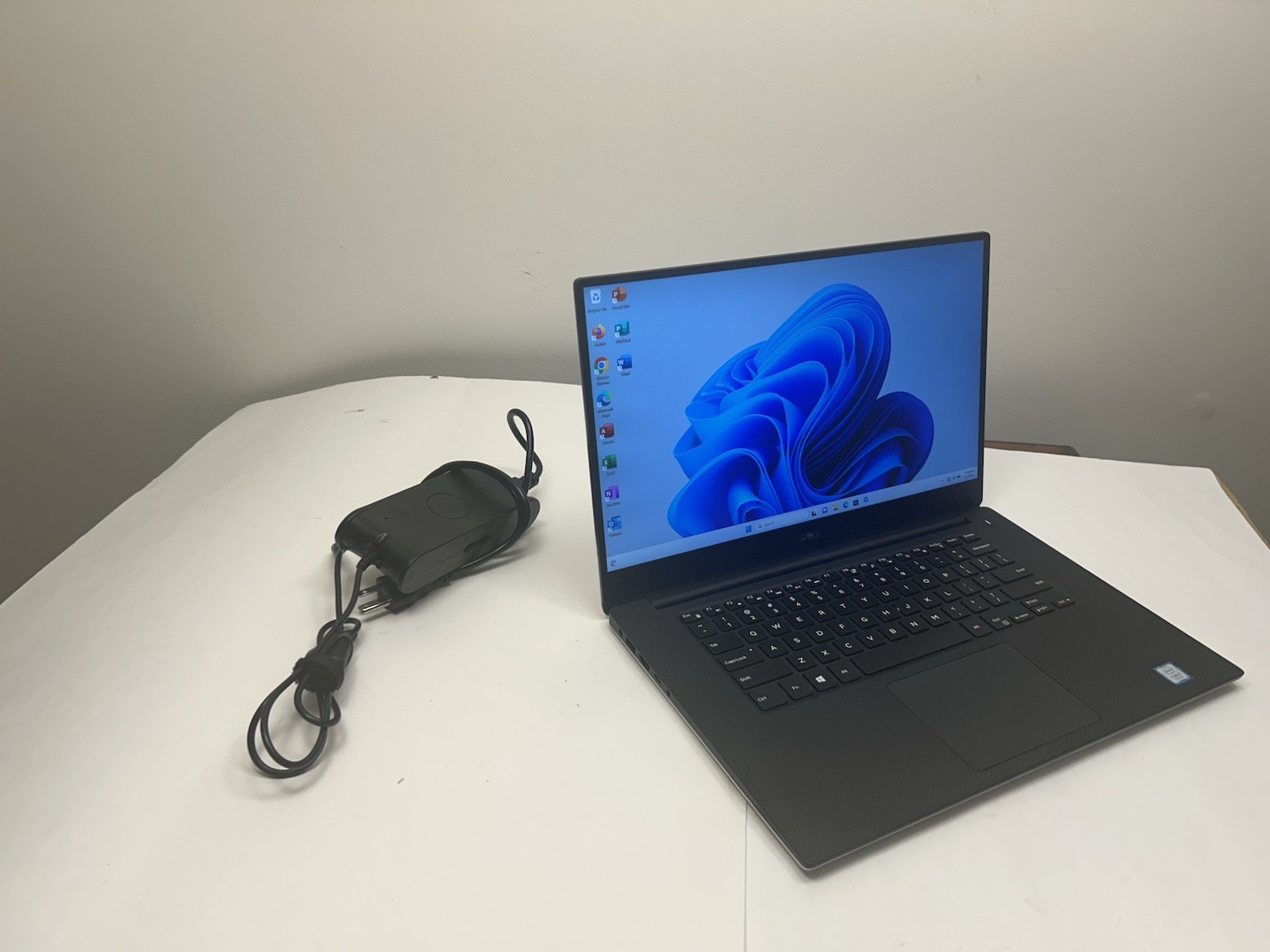 Dell Precision 5520 i5-7440HQ 2.8 gHz 16 GB RAM 256GB SSD
