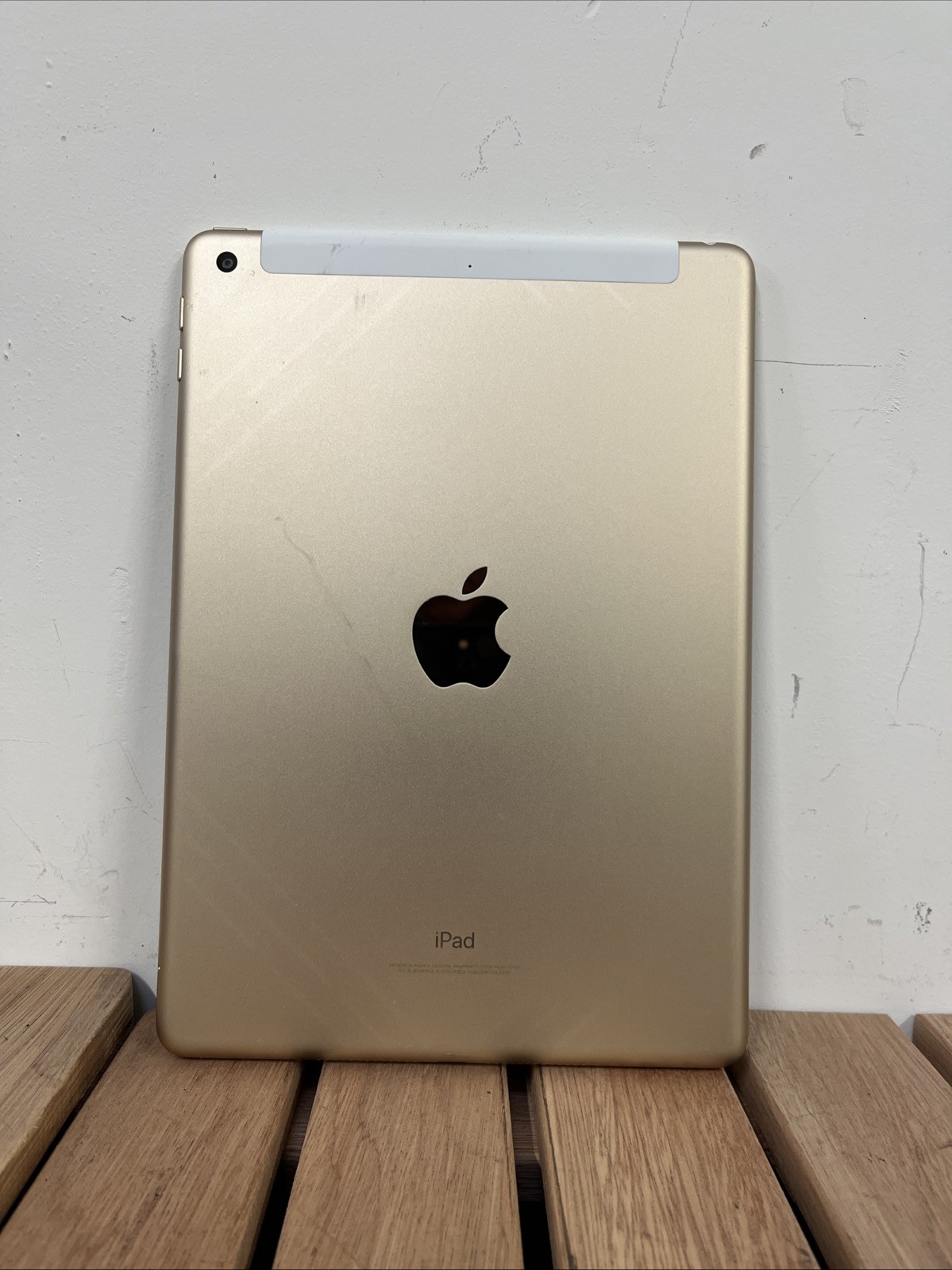 Apple iPad | 5th Generation | 9.7″ Retina* | 32 GB | Model: A1823