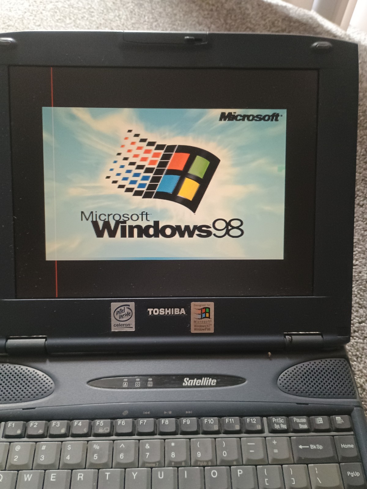Laptop Toshiba Satellite/ Intel Celeron PS221U-490J0 Windows 98 Vintage
