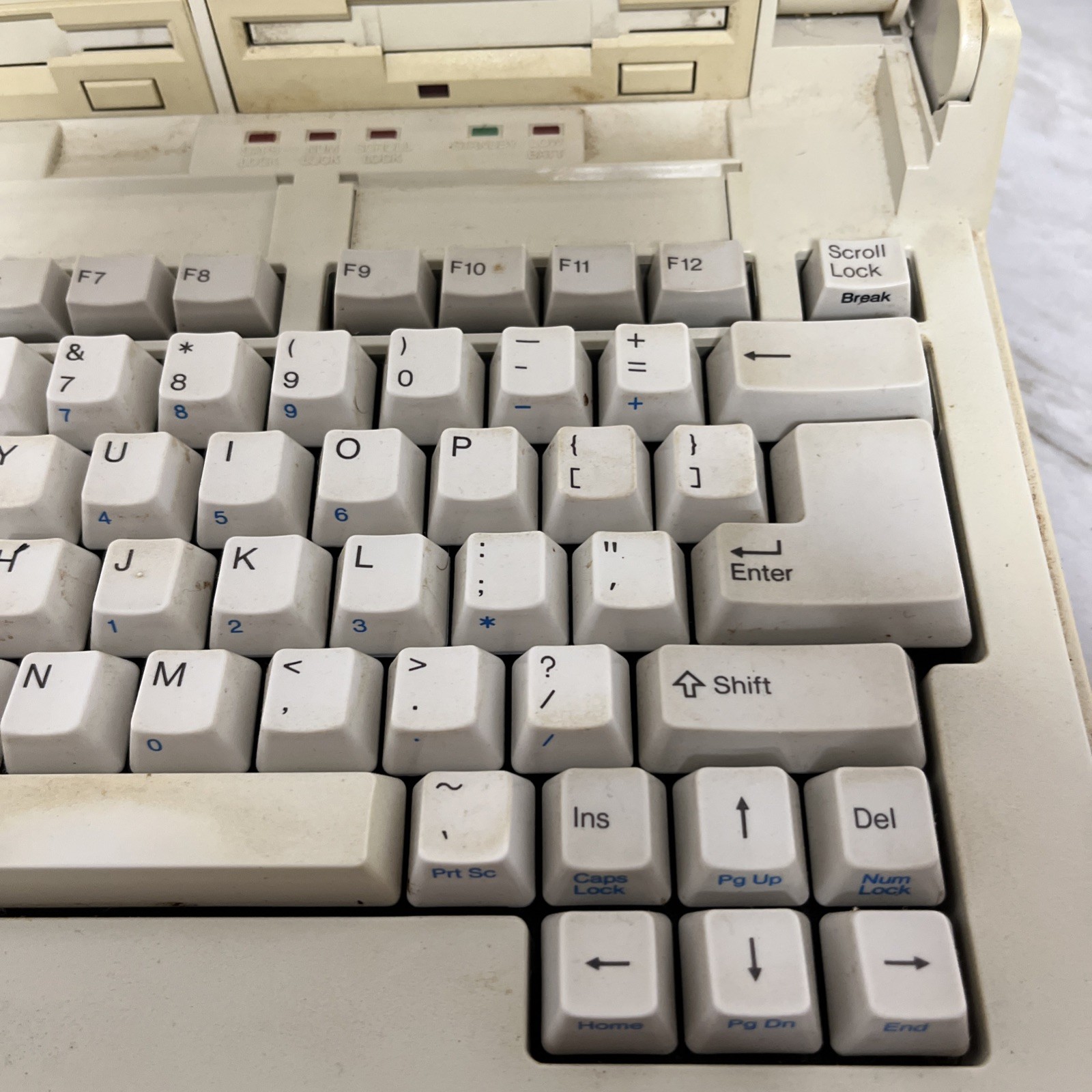 Tandy 1400 LT Vintage Portable Personal Computer Laptop, 25-3500 W/DOS/GW