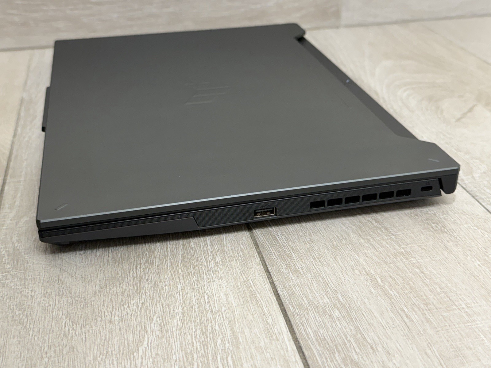 ASUS TUF Gaming A15 FA507XU 15.6″ Ryzen 9 7940HS RTX 4050 8GB RAM 512GB SSD