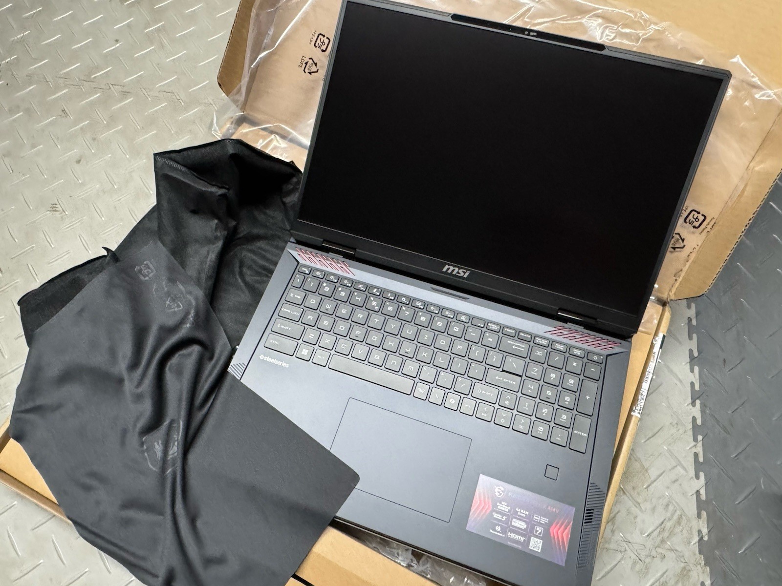 MSI Raider 18 HX A14VIG 240Hz QHD+ 2.2 GHz i9-14900HX 32GB 1TB SSD RTX 4090