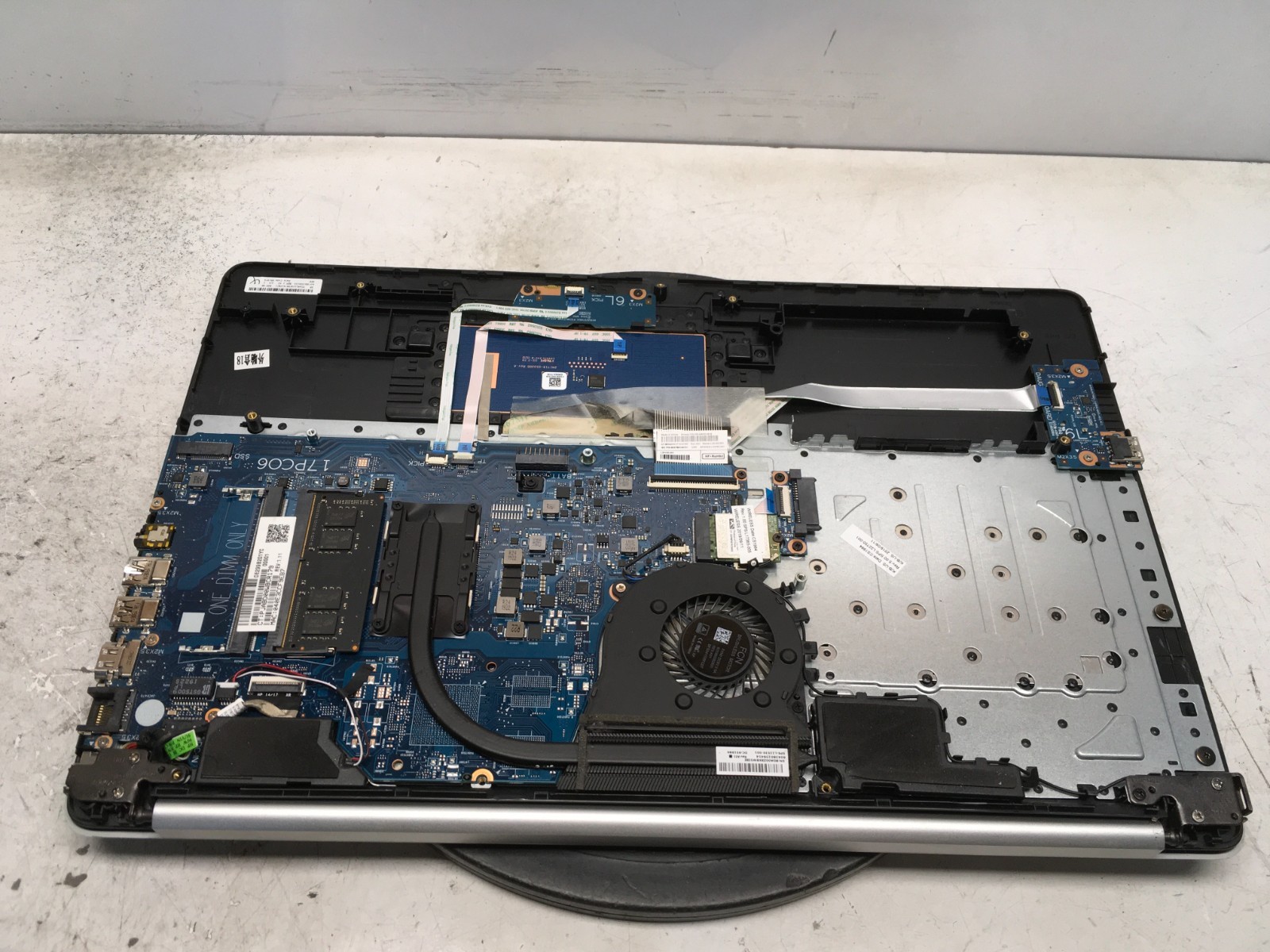 HP 17-CA1 AMD Ryzen 3 3200U 2600MHz 8 GB NO HDD
