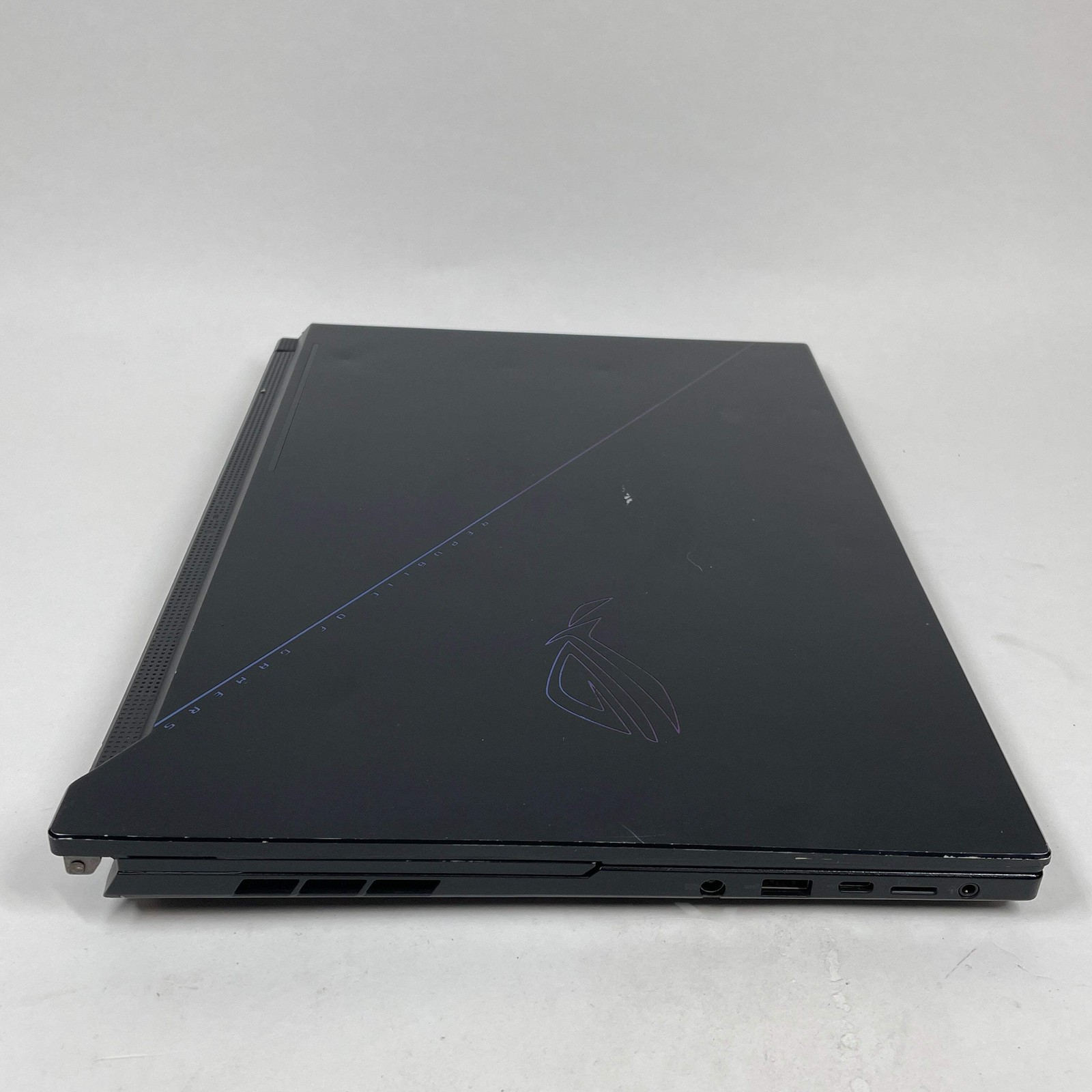 Asus ROG Zephyrus Duo 16 GX650 16″ Ryzen 9 6900HX 3.3GHz 32GB RAM 1TB SSD GeForc