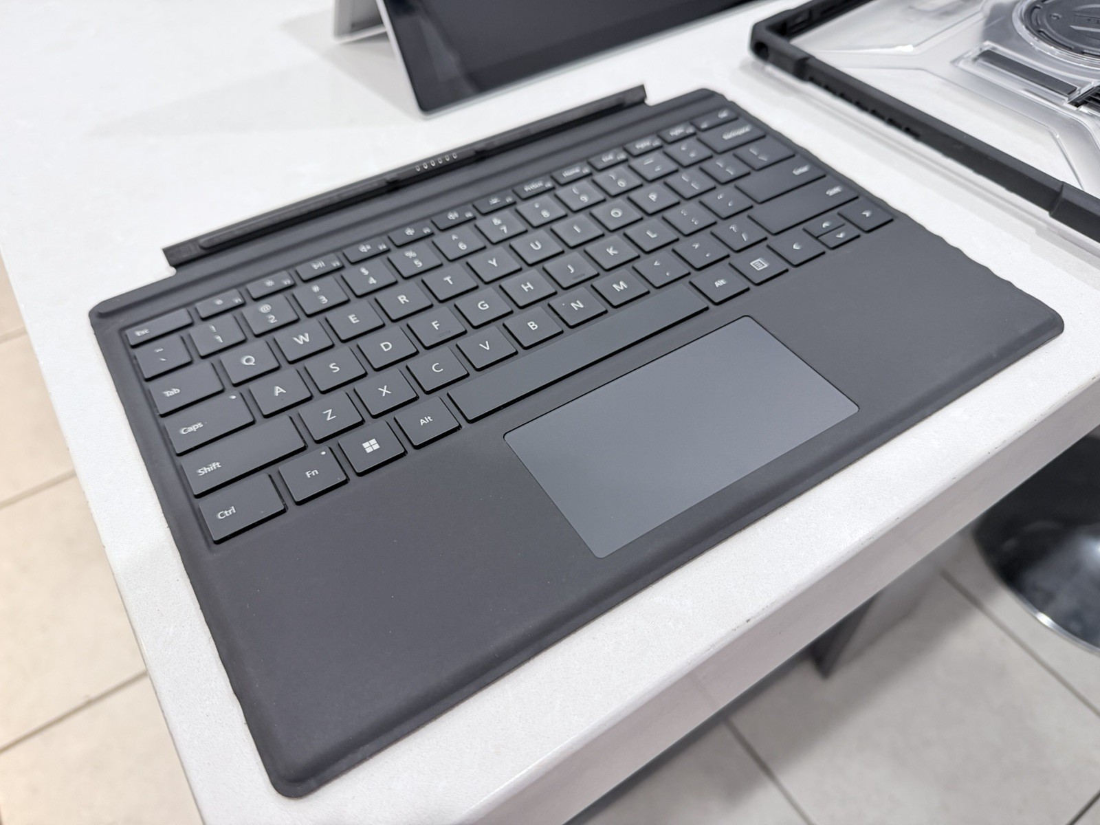 Microsoft Surface Pro 7 16GB 256GB i5-1035G7 Wi-Fi + Cover Keyboard + UAG Case