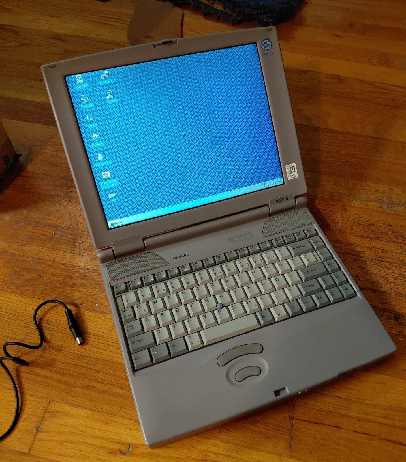 Vintage Toshiba Satellite 220CS/1.4GB TESTED! Win 95 German With Charger & Case