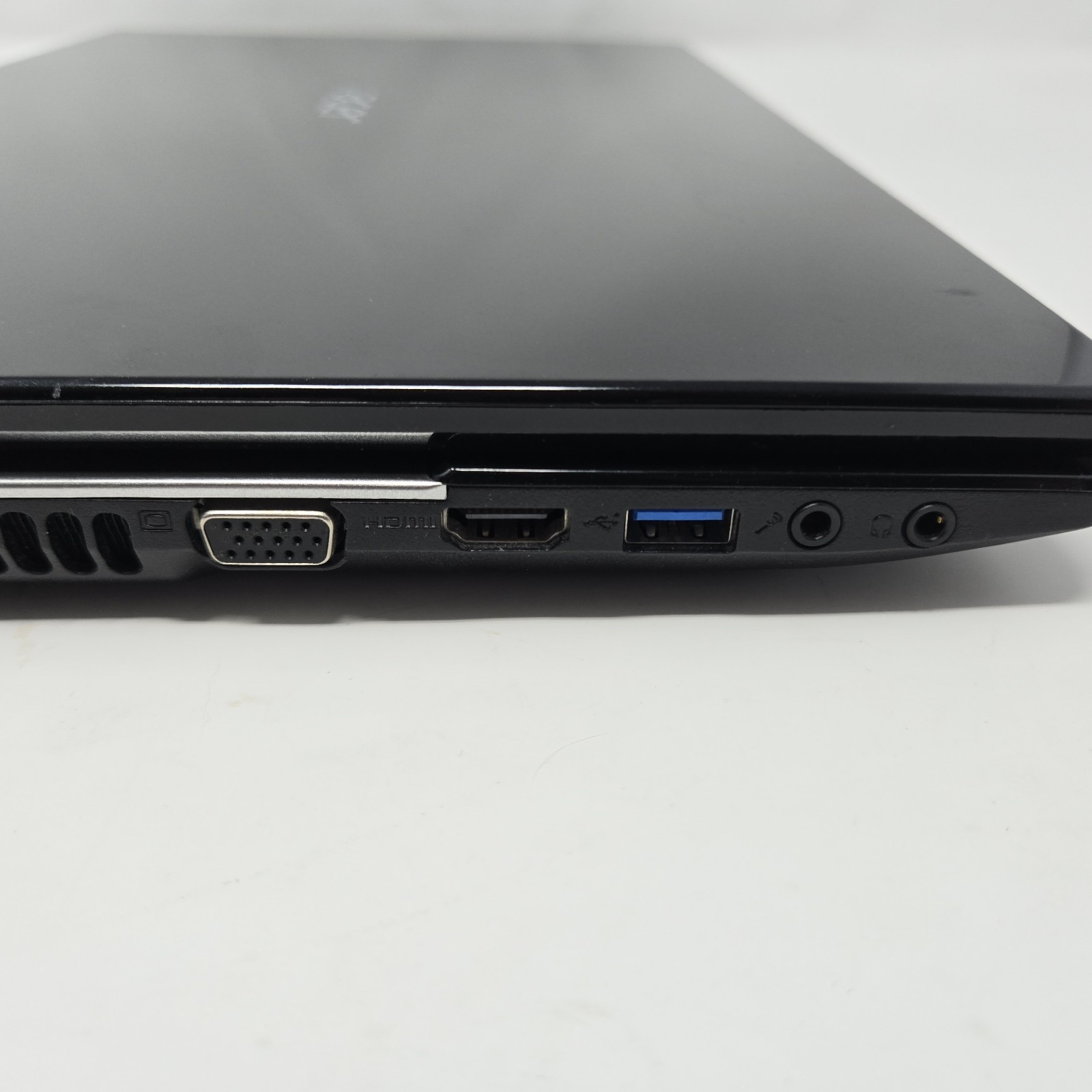 Acer Aspire V3-551-8469 WITH LINUX, AMD A8-4500M, 4 GB MEMORY, 500 GB HDD *READ*