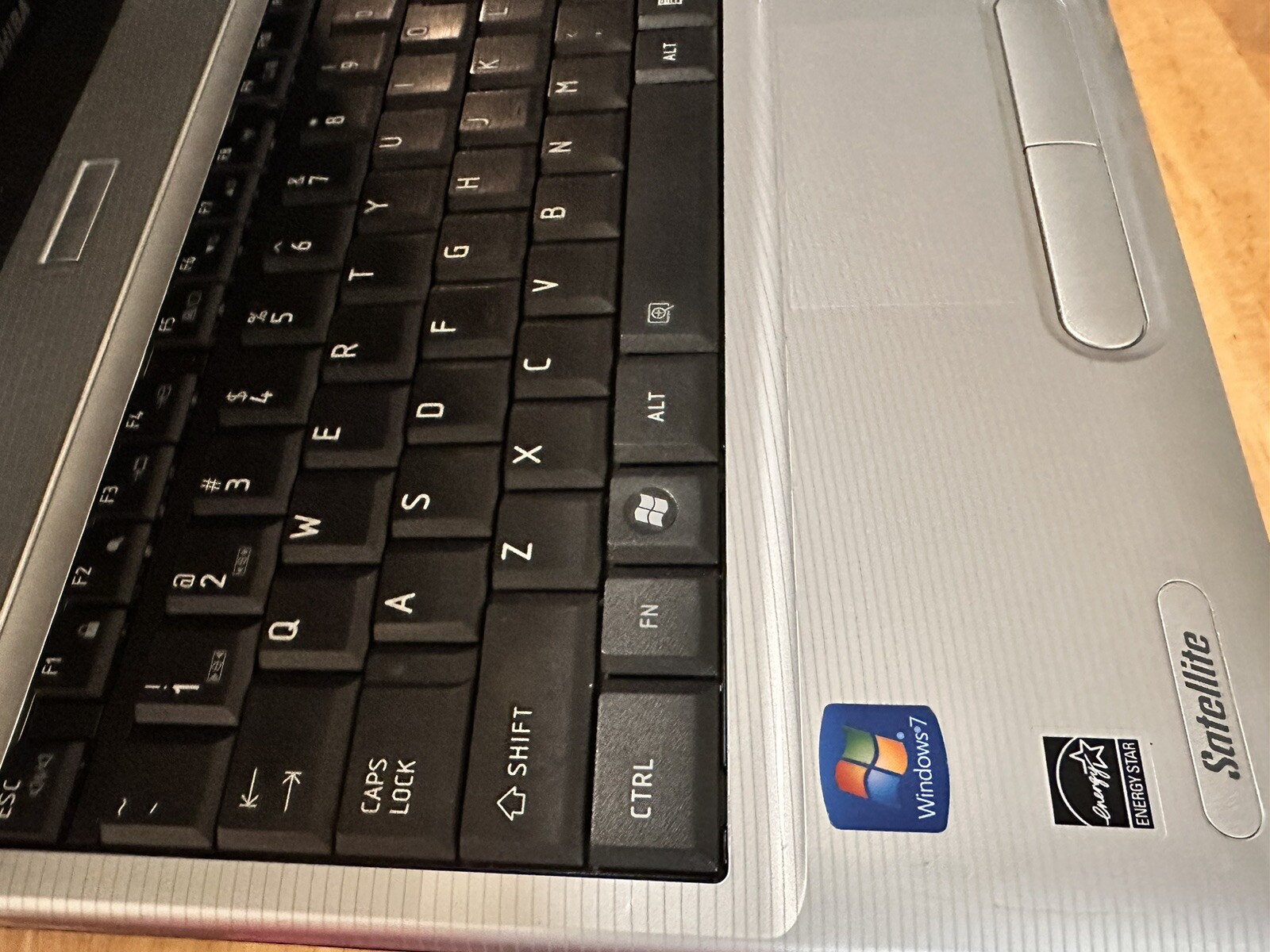 TOSHIBA Satellite L505-ES5015 Laptop