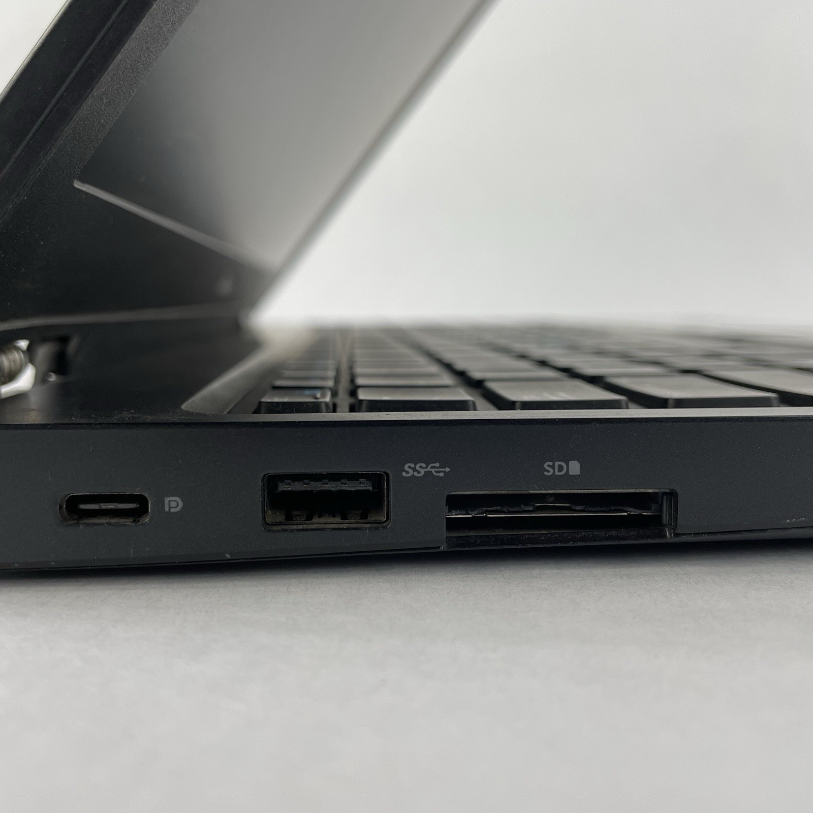 Dell Latitude 5580 15.6″ i5-7300U 2.6 GHz 8 GB RAM No SSD/OS/AC – No Hinge Cover