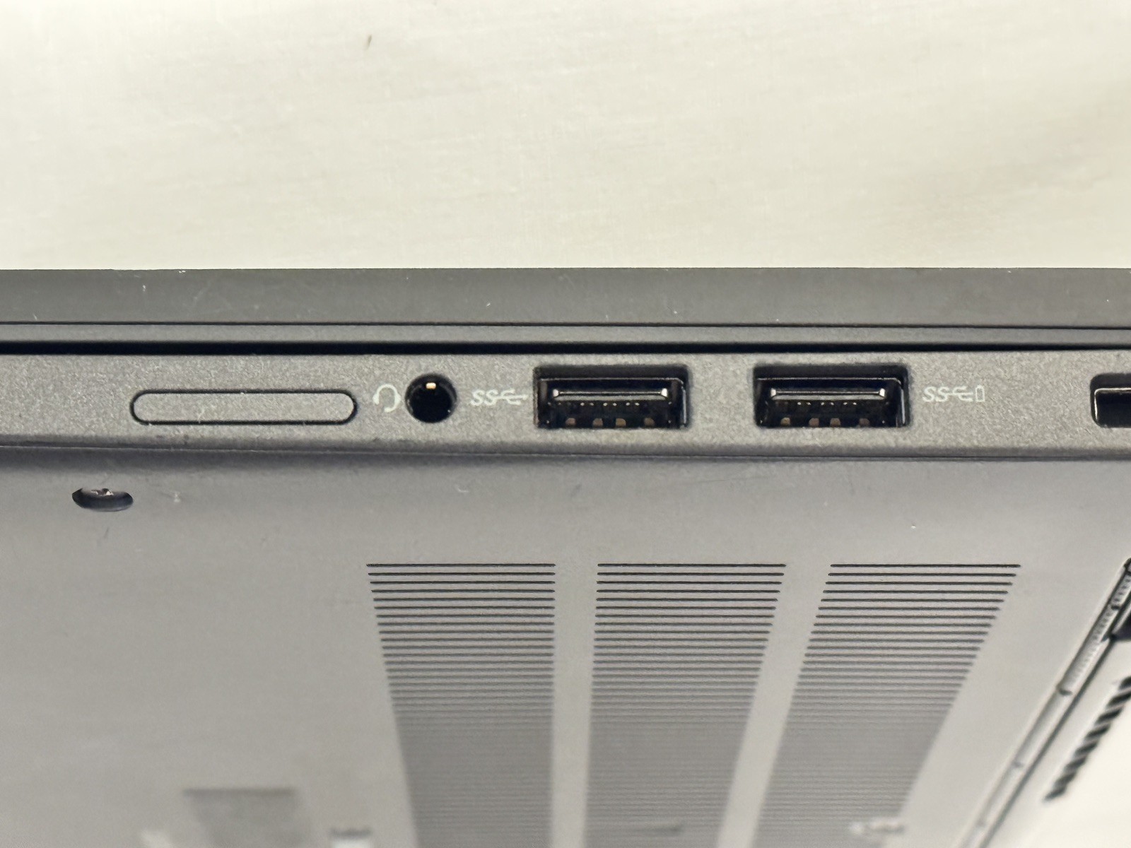 Dell Latitude 7410 14″ i7-10610U Gen 10 16GB 256GB SSD Win 11 Home Black