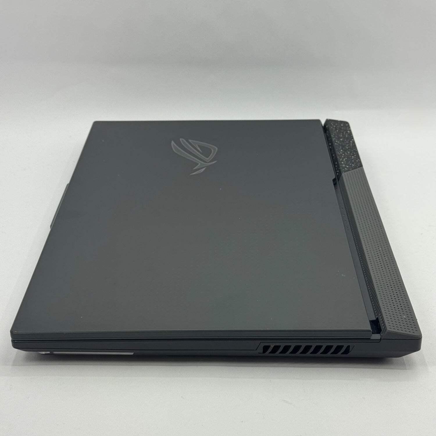 Broken Asus ROG Strix G713PU 17.3″ Ryzen 9 7940HX 16GB RAM 1TB SSD RTX 4050 READ