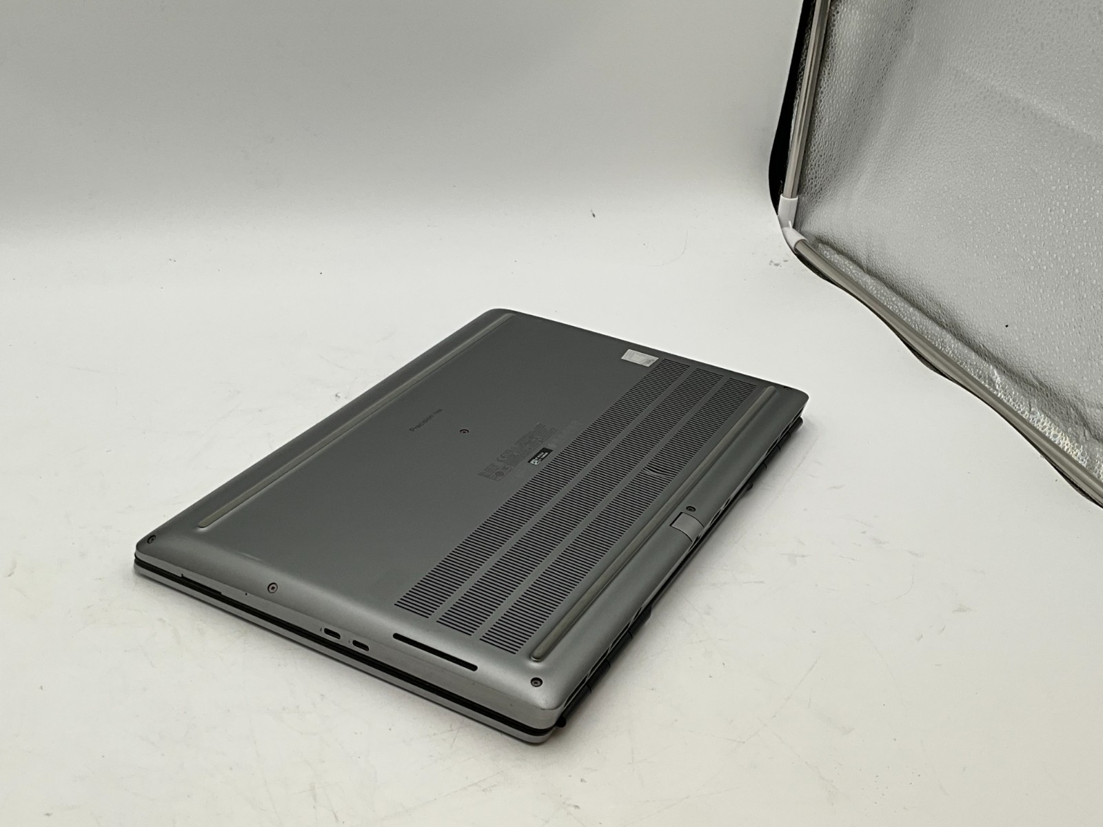 DELL Precision 7560 i7-11850H 2.50g 32GB 1TB T1200 15.6″ WIN11 Laptop 55VD2J3