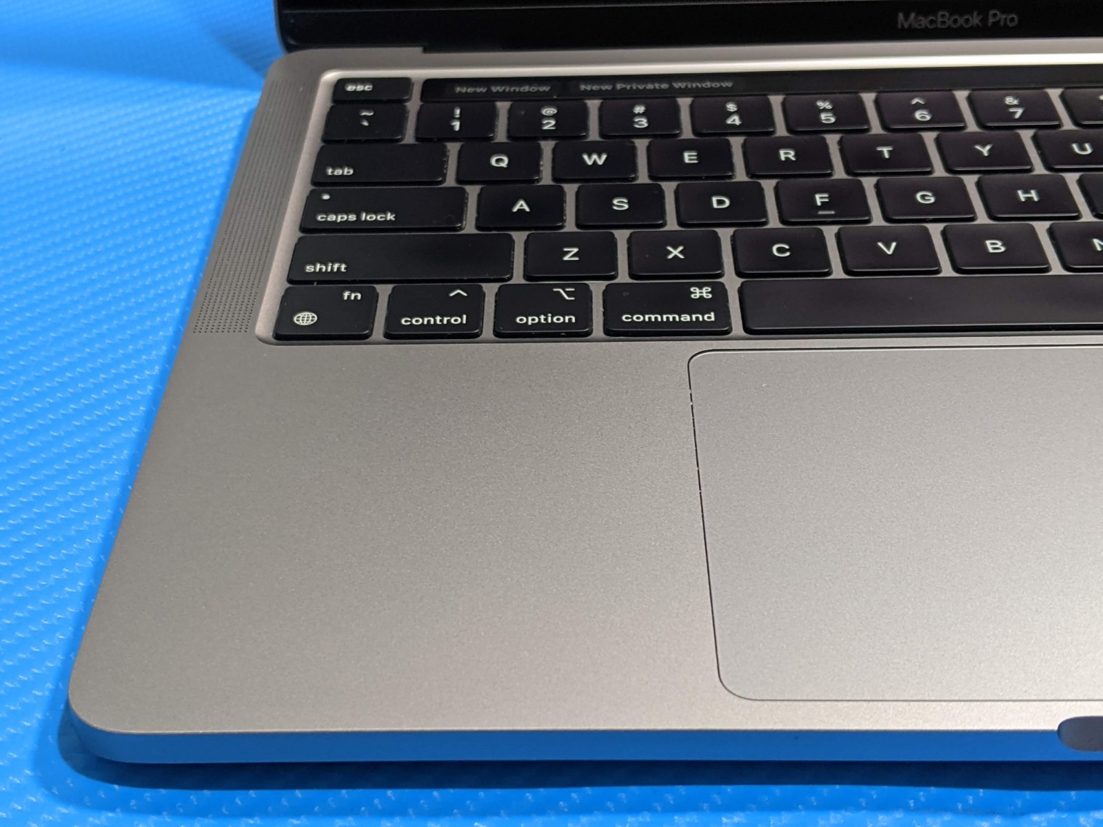Apple MacBook Pro A2338 (2020) 13.3″ M1 8CPU/8GPU 3.2GHz 16GB 1TB MYDA2LL/A +PA