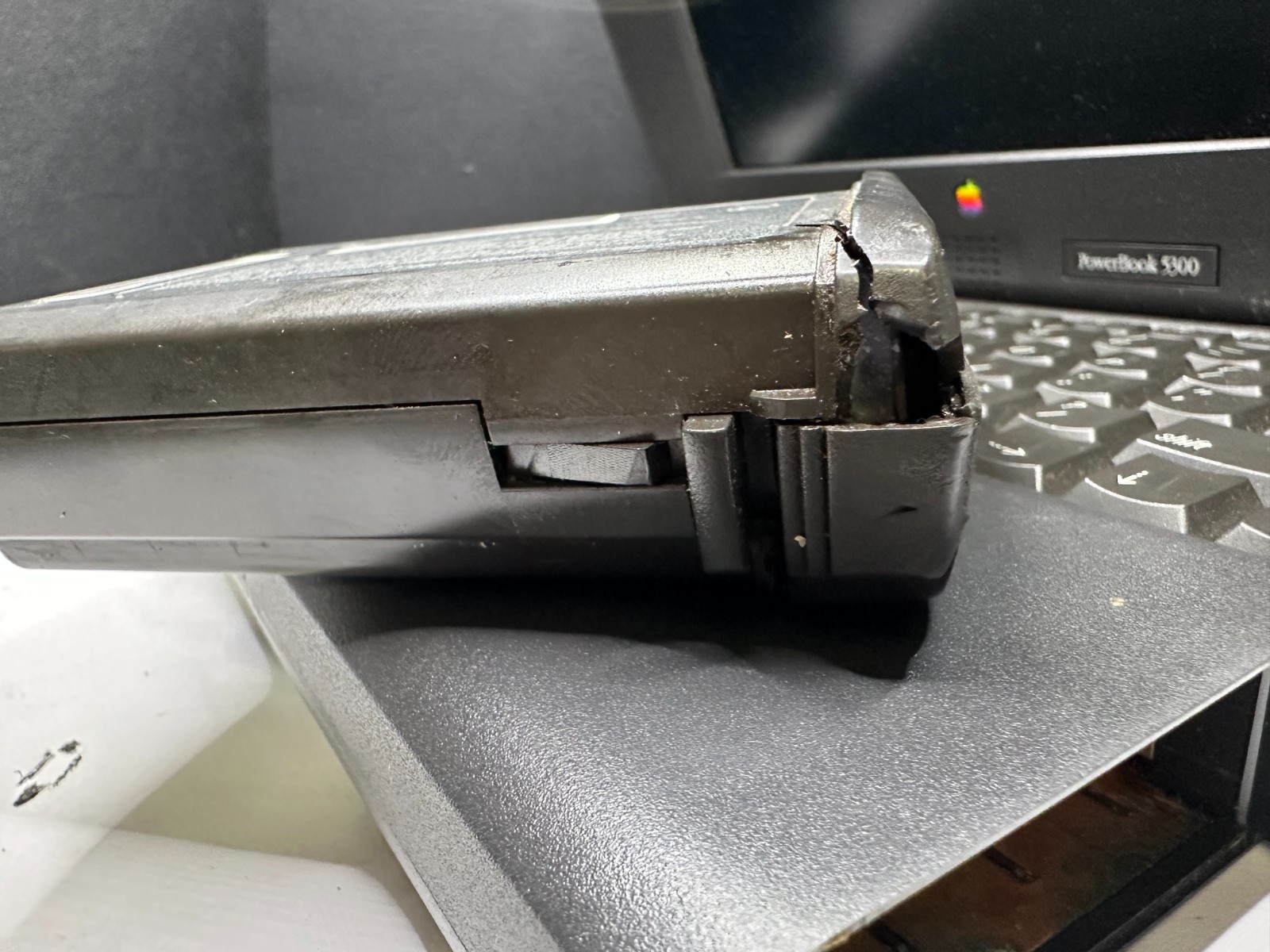 APPLE MACINTOSH POWERBOOK 5300 VINTAGE LAPTOP STRICTLY For Parts or Repair