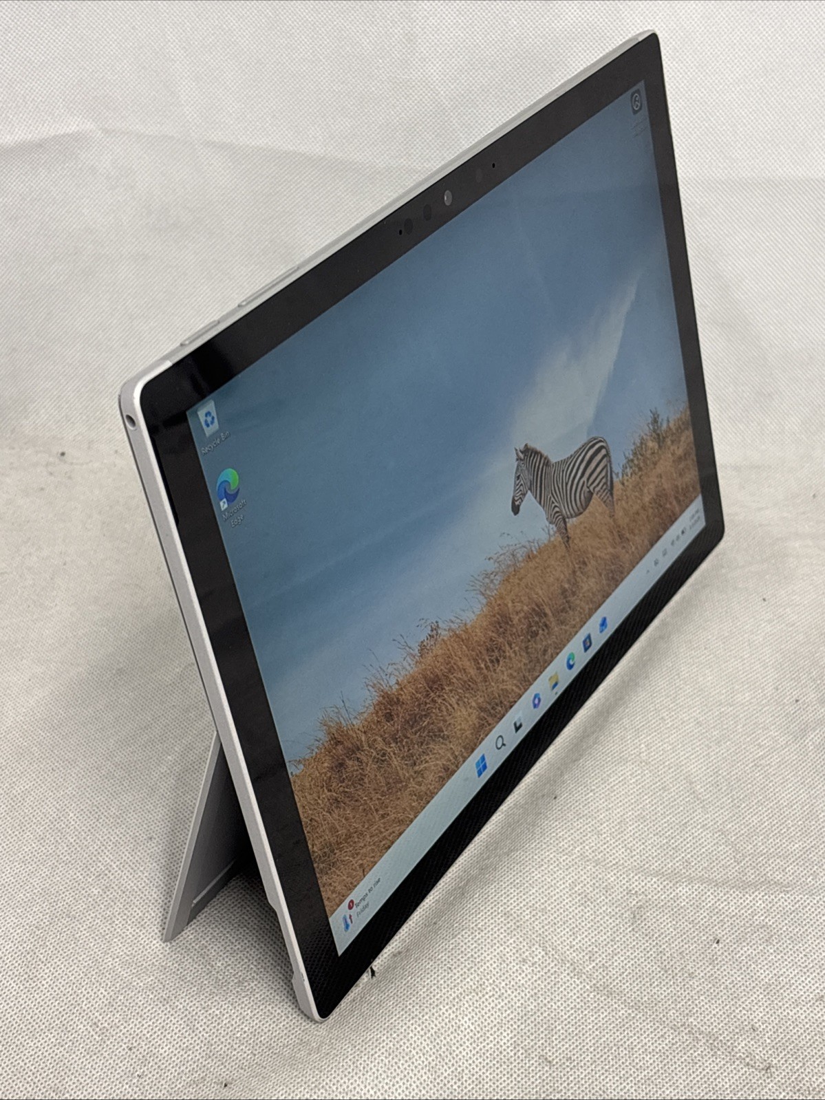 Microsoft Surface Pro 7 (1866) 12.3″ (256GB, Intel i5 10th, 16GB) – *LCD Spot*