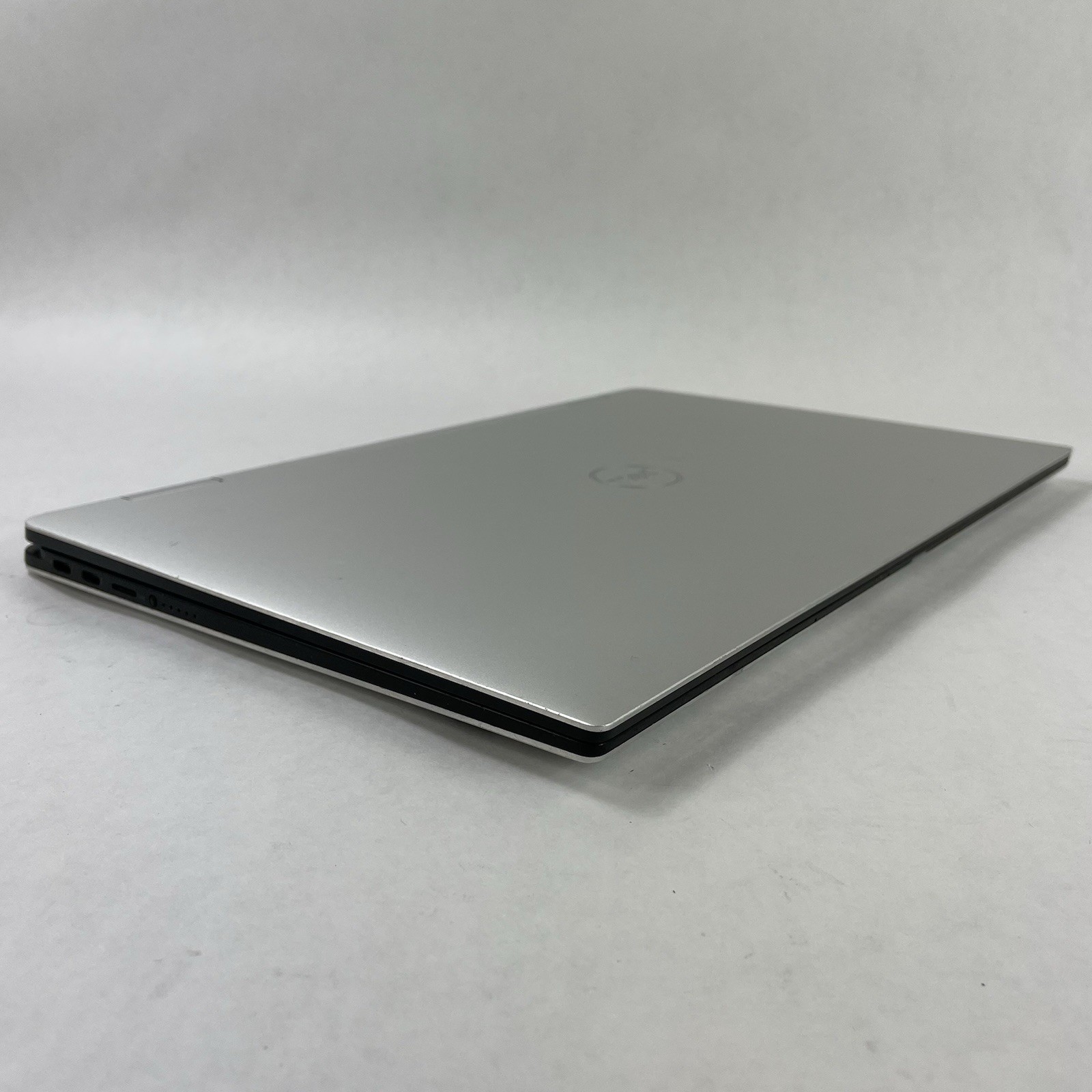 Dell XPS 15 9575 2-in-1 15.6″ i5-8305G 2.80 GHz 8 GB RAM No SSD/OS/AC/Battery